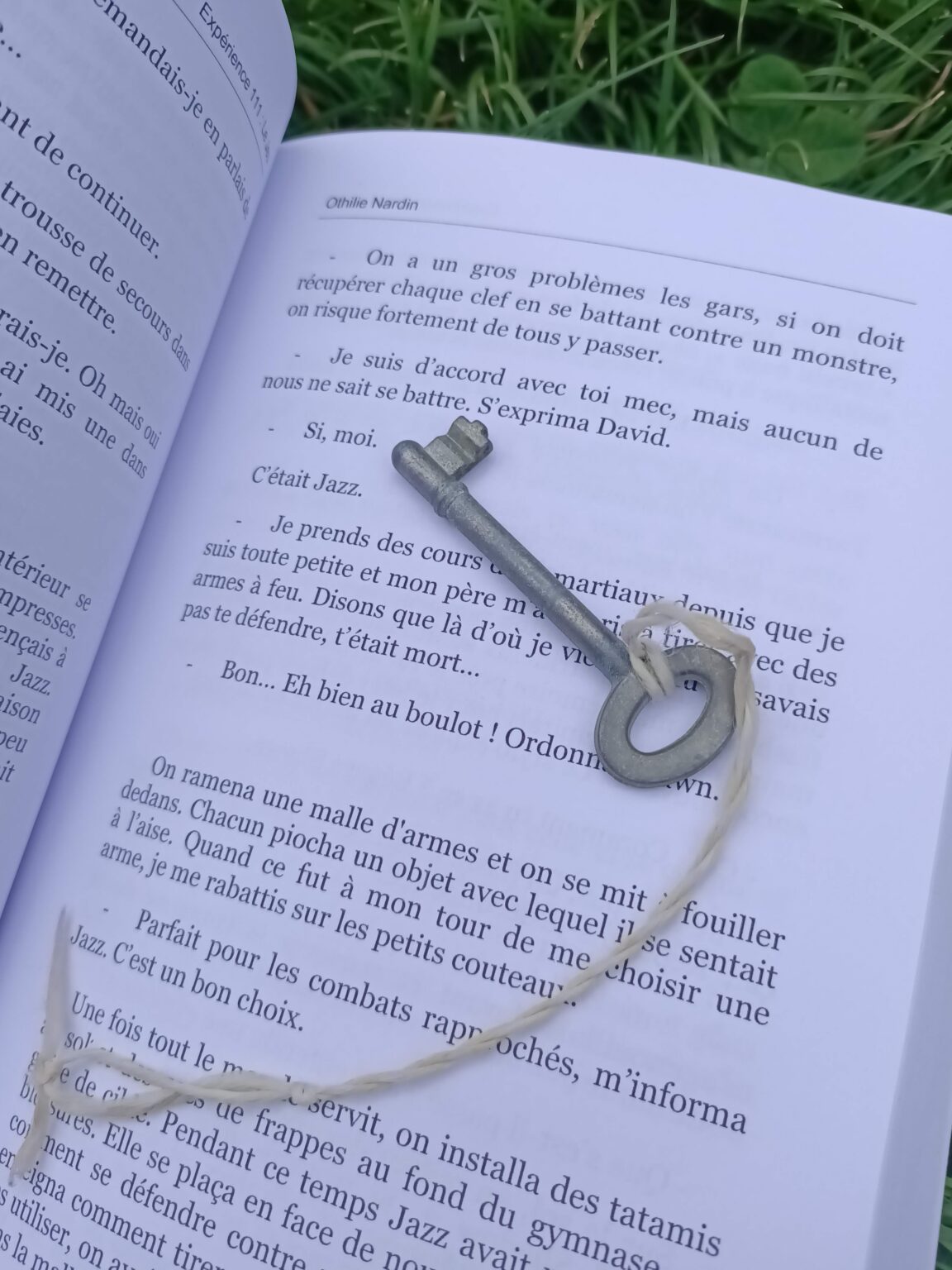 Intérieur du livre expérience 111 avec une clé